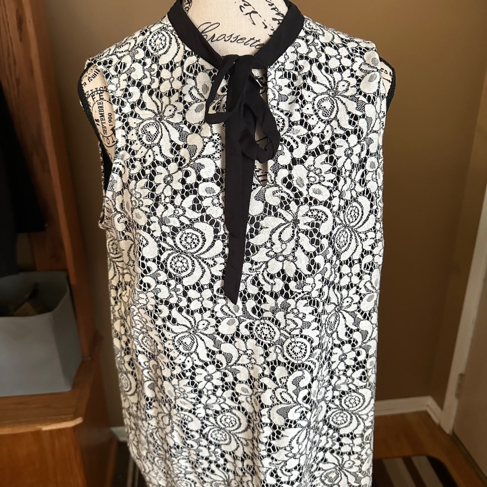 Adrianne Papell Lace front Sleeveless Blouse SzM